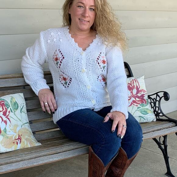 Vintage cream button down cardigan with diamond pattern and embroidered flowers - Picture 2 of 8